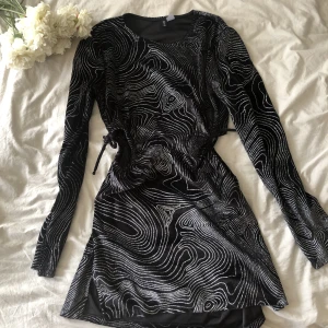 Festklänning - Så snygg och sexig festklänning, öppningar i midjan som är justerbara, små slitsar på sidorna och i sjukt snygg passform. Storlek L 89kr