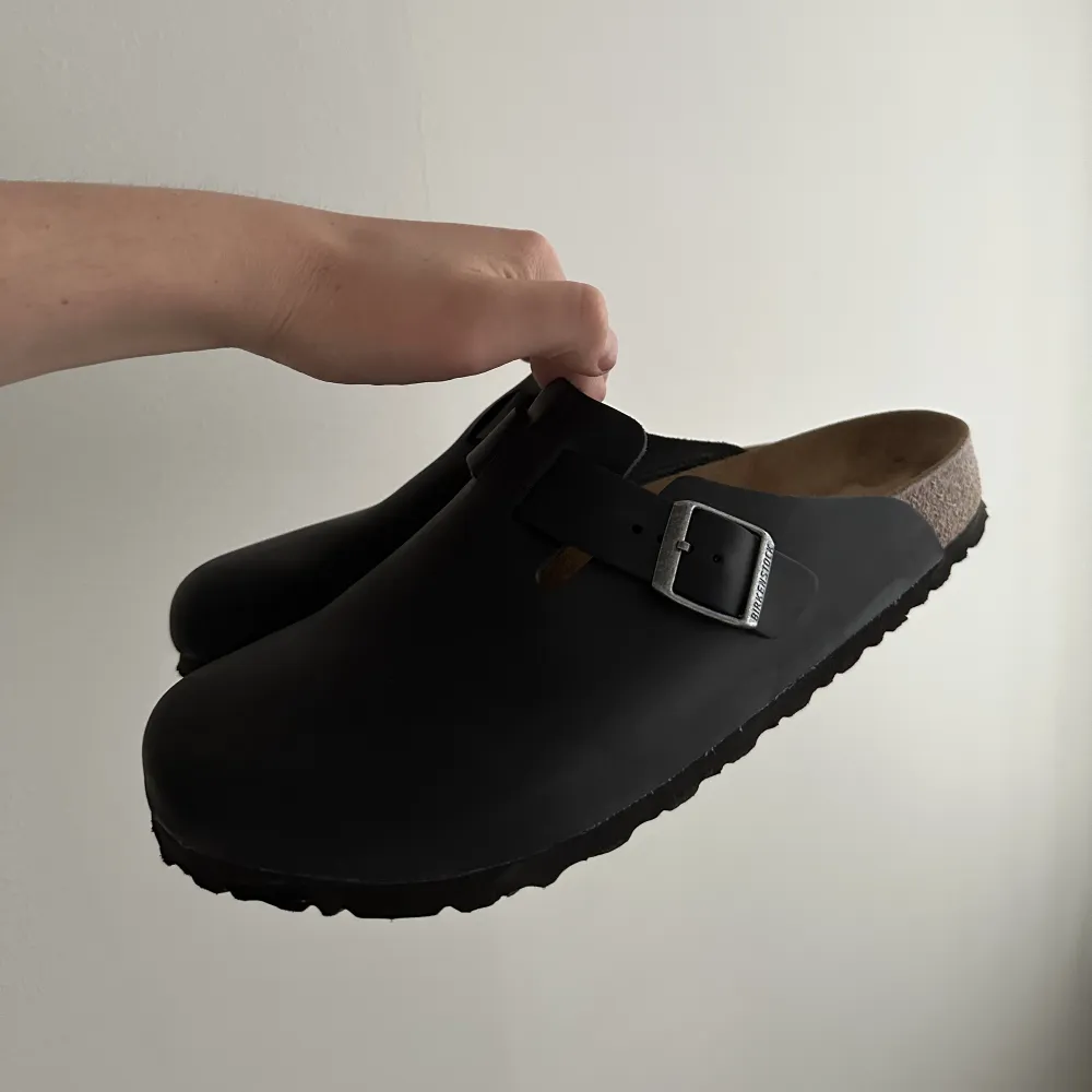 Birkenstock boston oiled leather black  Storlek: 44 Använda 2 gånger . Skor.