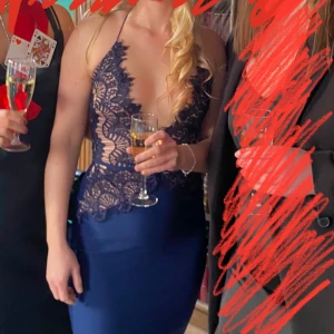 Unik midiklänning  - Väldigt fin mörk blå klänning från Nelly med spets fram och i ryggen. Den går till nedanför knäna. Sitter tajt men har väldigt stretchigt material. Använd en gång. Fler bilder kan fås. 