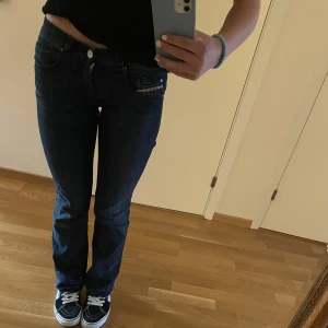 Diesel jeans - Säljer dessa jätte fina lågmidjade jeans från diesel! Sprättade nertill och passar mig som är 165. Skriv för frågor eller fler bilder💗💗🙌