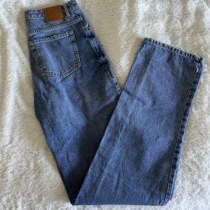 Blå jeans från Bik Bok, storlek W29 L34. Långa i benen. Använda en gång. Köparen står för frakten!