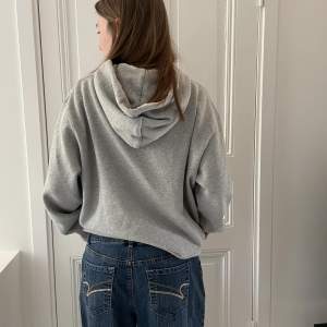 Coola jeans köpta i Frankrike. Sitter väldigt low waist. cirka 100 cm långa. Aldrig använda så perfekt skick 💗