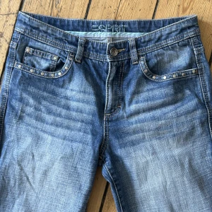 Lågmidjade jeans  - Skitsnygga lågmidjade bootcut jeans med fina detaljer på rumpan uppsydda så de passar mig som är 165 men går lätt att sprätta upp🩵