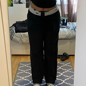 Dickies Kostym byxor - KAN DISKUTERA PRISET!! Säljer mina Dickies byxor! de är riktigt snygga och kan man vända midjanh  , men tyvärr använder jag dem inte längre, jag köpte dem för 700kr så vi kan alltid diskutera priset