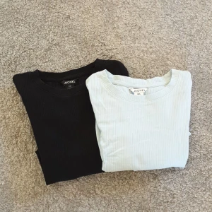Långärmad  - Säljer två långärmade tröjor tillsammans från monki! En svart och en sljusblå🌸💕