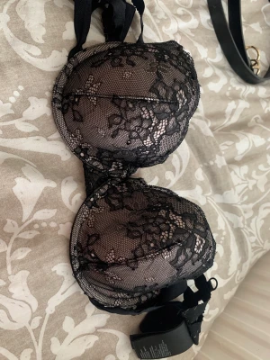 Bh oanvända - 1.  75C  2. 75C  3. 75C Säljer eftersom jag aldrig använt dem och dem är för små nu. 