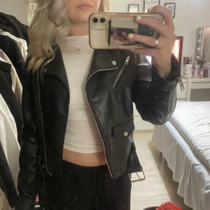 Zara jacka  - Skinnjacka från zara, jätte fin vår jacka 