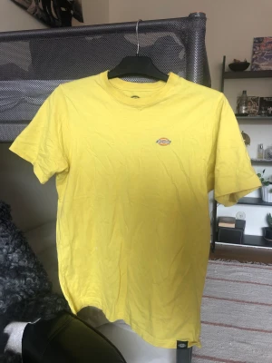 Dickes T-shirt  - Gul T-shirt från dickies! Lite vita fläckar på, därav billigt pris 