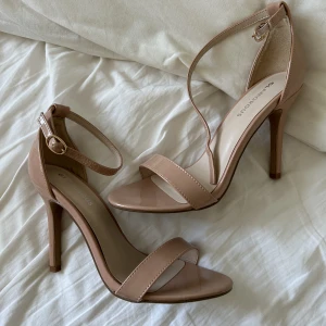 Klackskor  - Jättefina klackar som endast är använda en gång. De har ett par små märken på baksidan men inget som syns tydligt. Klacken är 10 cm höga och de är i storlek 38🫶