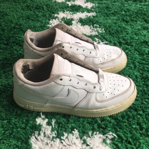 Nike air force 1 low triple white (GS) - Size US 6Y = EU 38,5. Condition 4/10. No box. Please send a message before buying.