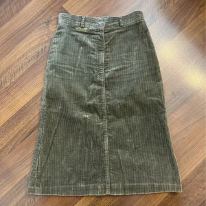 Manchester kjol  - Fin kjol som tyvärr var för liten för mig! Passar dig som vanligtvis har storlek 34 💚