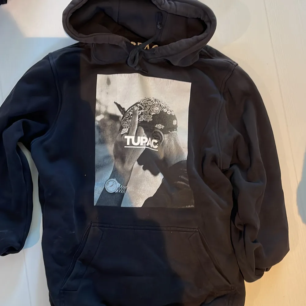 Svart hoodie med bild på tupac, bra kvalite, storlek s, köpare står för frakt. Hoodies.