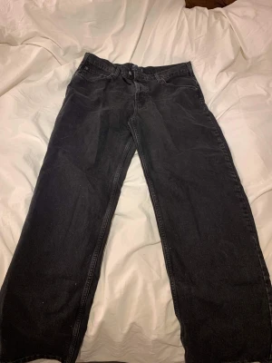 Jeans! - Strl 32/32!!💞 Fick fel storlek hem och glömde av att skicka tillbaka dom, därav säljer jag dom här!☺️ Raka jeans, mid/highwaist.