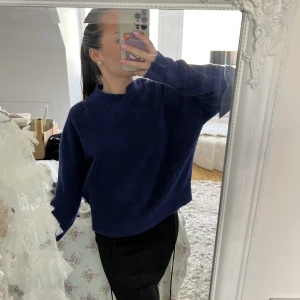 Blå stickad tröja - Blå stickad tröja från zara! Använd fåtal gånger💕