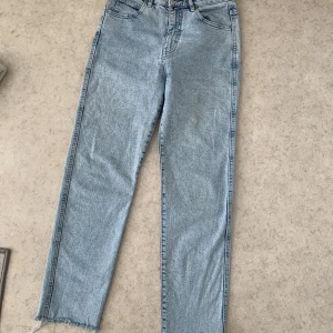 Blå jeans  - Jättesköna till sommaren. Har bara använt det en gång. Jag är 160cm o dem är lite korta för mig så skulle passat någon som är lite kortare. Dem är lite lågmidjade.