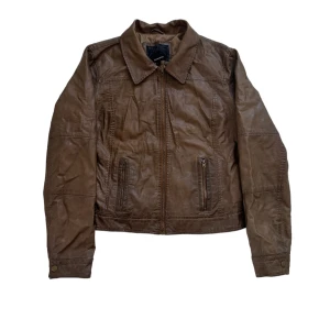 Vintage läderjacka  - Perfekt vintage skick inga som helst brister! Storlek large på lappen jag antar att det är large i women size men den är inte figursydd eller så! Vet inte heller om det är riktigt läder eller ”fuskläder”. Se andra bilden för att se hur den sitter på 180cm