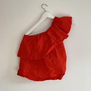 Röd topp  - Jättesöt röd topp. Knappt använd, mycket fint skick.