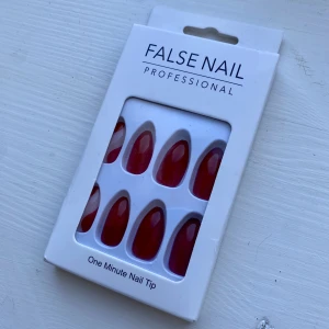 Röda naglar, 24st❤️ - Säljer demhär lösnaglarna, finns 24st och det ingår både en fil och klister som man sätter på naglarna med!😇