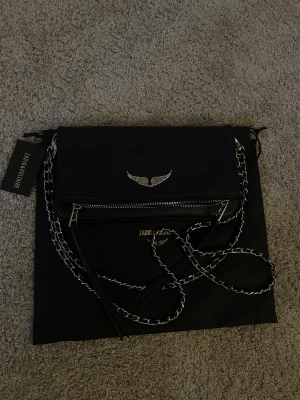 Zadig & Voltaire väska  - Säljer min as snygga Väska från Zadig & Voltaire Väska som jag aldrig använt. Fick den i julklapp och sen dess har den legat i påsen. 