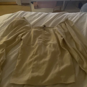Blus - Säljer denna blus / tröjan eftersom jag knappt använt den och kommer inte till användning. Skriv för bättre bilder ❤️