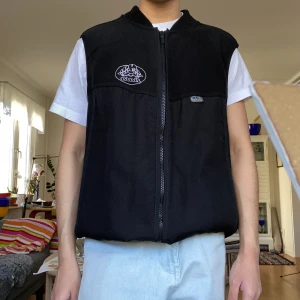 Fleeceväst - Snygg fleeceväst i gott skick🌟 Säljer då den är lite för lång för mig som är 160 (har vikt upp västen på första bilden)