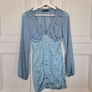Prettylittlething klänning  - Superfin blå Prettylittlething klänning i stl 32💓Endast använd ett fåtal gånger och är precis som ny! Säljer då den tyvärr inte passar mig längre.
