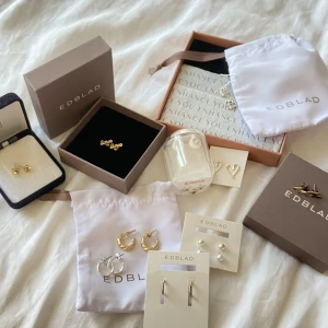 11 par OANVÖNDA örhängen!! - Har nu rensat ut smycken och hittat 11 par helt oanvända örhängen!!💋🌟ve tinte vart de kommer ifrån då det är massa olika märken, (ej samma märke som box)🫶😍galet pris!! (Boxar/förp ingår ej)❤️