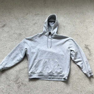 Axel arigato hoodie - Hej, säljer nu min Axel arigato hoodie då den kommer dåligt till användning. Finns inga skador på plagget eller liknande och nypris ligger på 1600kr