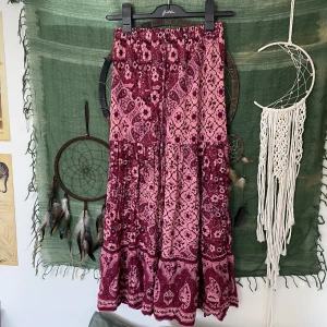 Kjol  - Rosa midi/maxi-kjol i strl S och toppskick! Finns även en liknande kjol i oranget på min sida!   Midjebandet är i resår och cirka 65cm   Jag är 170cm lång och kjolen är 88cm lång :)   Köparen står för frakt! 