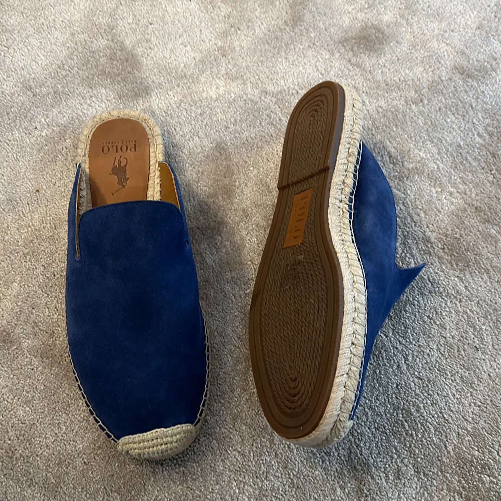 Blåa, snygga, mocka slippers från Polo Ralph Lauren. Köpte fel storlek och lyckades inte returnera i tid.:-). Skor.