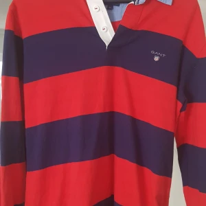 GANT rugby tröja - Fin GANT rugby tröja som är sparsam använd. Djur och rökfri. Inga anmärkningar!  Storlek: Medium