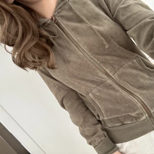 Fin kofta  - Köpt secondhand , knappt  använd 💕jättebra kvalitet o fint tryck på baksidan 