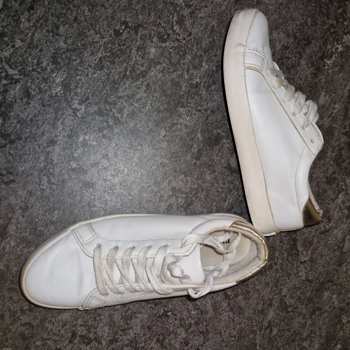 Vita sneakers med guld detalj