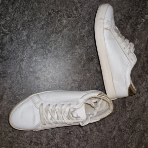 Vita sneakers med guld detalj - Vita sneakers i bra skick, nytvättade 37 storlek