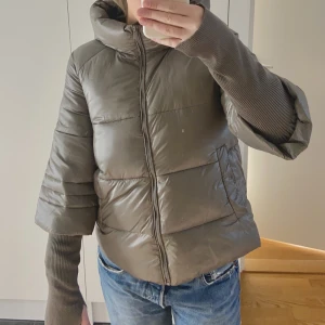 Trekvartsärmad jacka - säljer denna superfina trekvartsärmade jackan som är köpt här på plick! älskar denna jackan🙏🏻 skriv om ni har några frågor!💗