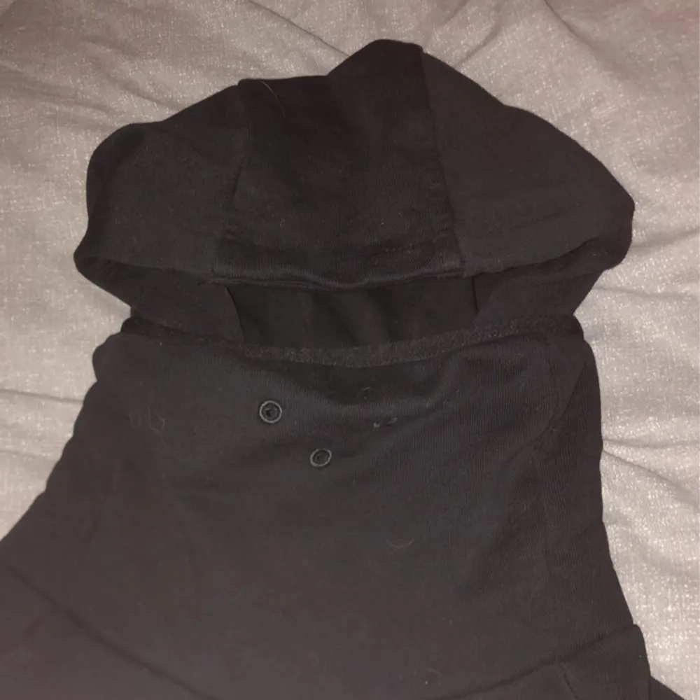 Jag säljer nu min fina hoodrich hoodie med mask som är väldigt unik en fin hoodie som inte passar mig längre tröjan är storlek S använd Max 2-3 gånger . Hoodies.