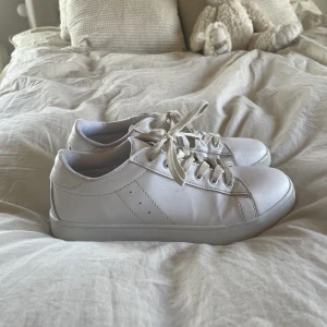 Vita sneakers  - Vita sneakers i storlek 38 från Nelly💝 Säljer då dom är försmå😊 Hör av dig om du har några frågor! Köparen står för frakten!