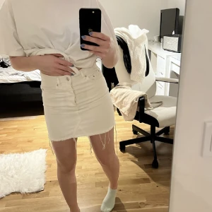 Vit jeanskjol - Fin vit jeanskjol som är perfekt nu till sommaren❤️ den är ifrån ginatricot och har tyvärr blivit lite för liten för mig