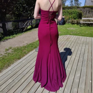 Balklänning/aftonklänning - Intressekoll på min balklänning! Hellång på mig som är 179. Den är insydd en liten bit precis under snörningen för att passa mig bättre. Har försökt matcha färgen, som är densamma på hela klänningen, så bra som möjligt genom redigering.