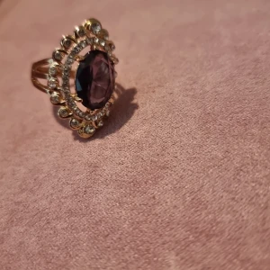 Ring - En jätte fin oanvänd guldfärgad ring