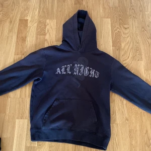 Rhinestone hoodie  - En rhinestone hoodie som är i storlek M