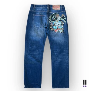 ed hardy jeans,ä - tunga ed hardy jeans, 💜midja, 42cm 💜tag, 31x32 💜ytterben, 97cm 💜innerben 75cm 💜benöppning 18cm ❗️priset är inte fast❗️