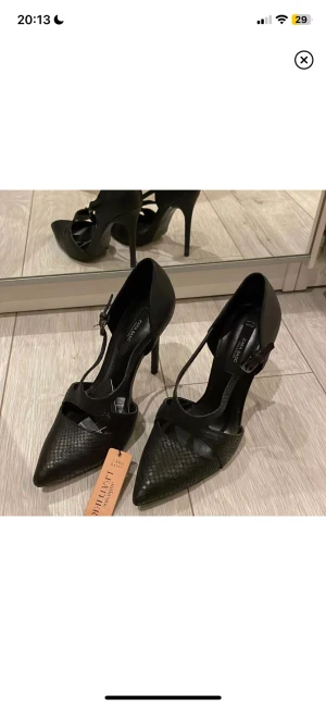 Zara klackar - Storlek 36, ena bandet är dock lite sönder men går säkert att fixa. 