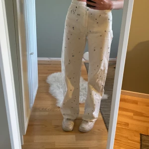 Vida highwaist jeans (vita) - Vita jeansbyxor som ej kommer till användning här. De är vida highwaist jeans med färgfläckar, i bra skick och inga hål. Är 1,60cm lång men skulle säga från 1,55 cm passar bra. 