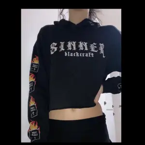 'Sinner' croppad hoodie från black craft cult💥 mycket skönt material och fin kvalitet🙌🏻