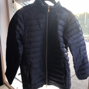 Sail racing jacka - Finns ett litet håll i ryggen men jag har sytt ihop det annars som ny❤️