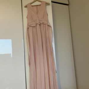 Lång klänning rosa - Långklänning strl small.  Passar på bal, bröllop, fest m.m. 🎀💖