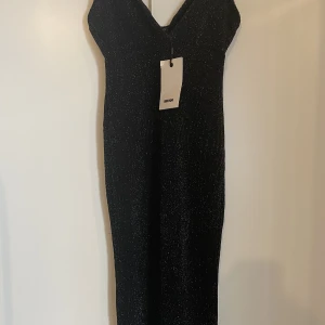 Glittrig klänning från bikbok - Xs aldrig använd 