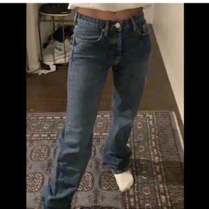 Zara mide rise straight  - Mörkblå zara jeans, inga defekter 