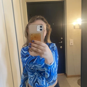 Tunn tröja från shein - En fin tunn tröja från shein som passar perfekt nu till sommarn. Går även att användas som än fest topp💙 Frakt tillkommer